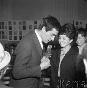 1965, Warszawa, Polska.
Dom Kultury Radzieckiej - spotkanie z Adamem Hanuszkiewiczem po powrocie zespołu Teatru Powszechnego ze Związku Radzieckiego.
Fot. Romuald Broniarek/KARTA