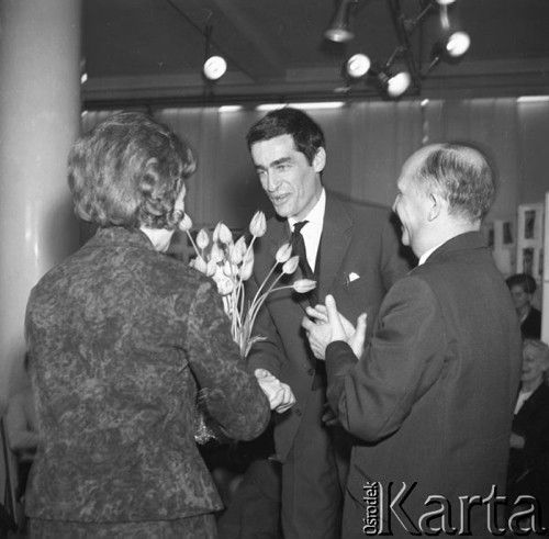 1965, Warszawa, Polska.
Dom Kultury Radzieckiej - spotkanie z Adamem Hanuszkiewiczem po powrocie zespołu Teatru Powszechnego ze Związku Radzieckiego.
Fot. Romuald Broniarek/KARTA
