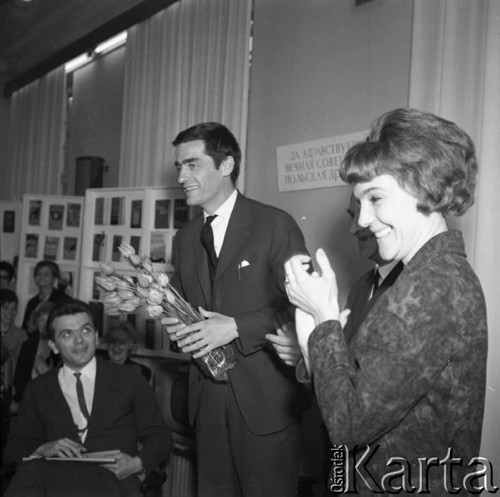 1965, Warszawa, Polska.
Dom Kultury Radzieckiej - spotkanie z Adamem Hanuszkiewiczem po powrocie zespołu Teatru Powszechnego ze Związku Radzieckiego.
Fot. Romuald Broniarek/KARTA