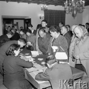Maj 1965, Warszawa, Polska.
Wybory do sejmu i Rad Narodowych, wyborcy w lokalu obwodowej komisji wyborczej przy Rynku Starego Miasta.
Fot. Romuald Broniarek/KARTA