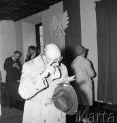 Maj 1965, Warszawa, Polska.
Wybory do sejmu i Rad Narodowych, wyborcy w lokalu obwodowej komisji wyborczej przy Rynku Starego Miasta.
Fot. Romuald Broniarek/KARTA