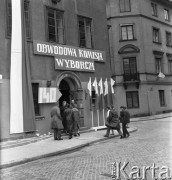 Maj 1965, Warszawa, Polska.
Wybory do sejmu i Rad Narodowych, wejście do lokalu obwodowej komisji wyborczej przy Rynku Starego Miasta.
Fot. Romuald Broniarek/KARTA