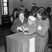 Maj 1965, Warszawa, Polska.
Wybory do sejmu i Rad Narodowych, dziecko wrzuca do urny karty do głosowania.
Fot. Romuald Broniarek/KARTA