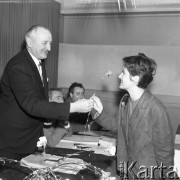 Maj 1965, Warszawa, Polska.
Wybory do sejmu i Rad Narodowych, dziewczyna obdarowana goździkiem.
Fot. Romuald Broniarek/KARTA