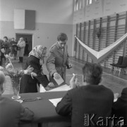 Maj 1965, Warszawa, Polska.
Wybory do sejmu i Rad Narodowych, wyborcy wrzucający głosy do urny.
Fot. Romuald Broniarek/KARTA