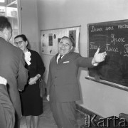 Maj 1965, Warszawa, Polska.
Awierkij Aristow, ambasador ZSRR w Polsce, odwiedza uczniów XXXVII Liceum Ogólnokształcącego przy ul. Świętokrzyskiej.
Fot. Romuald Broniarek/KARTA