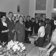 Maj 1965, Warszawa, Polska.
Awierkij Aristow, ambasador ZSRR w Polsce, odwiedza uczniów XXXVII Liceum Ogólnokształcącego przy ul. Świętokrzyskiej.
Fot. Romuald Broniarek/KARTA