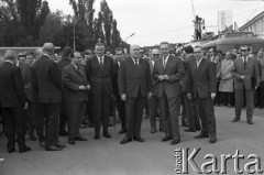 Czerwiec 1965, Poznań, Polska.
Międzynarodowe Targi Poznańskie, przedstawiciele władz państwowych na otwarciu pawilonu wystawowego polskiego przemysłu ciężkiego, w środku stoją: Piotr Jaroszewicz i Józef Cyrankiewicz.
Fot. Romuald Broniarek/KARTA