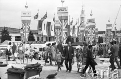 Czerwiec 1965, Poznań, Polska.
Międzynarodowe Targi Poznańskie, grupa zwiedzających przed pawilonem Wielkiej Brytanii.
Fot. Romuald Broniarek/KARTA