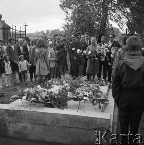 1965, Gradzanowo Kościelne, Polska.
Płk. Janusz Przymanowski i delegacja radzieckich filmowców przy grobie radzieckiej zwiadowczyni Anny Morozowej, bohaterki telewizyjnego serialu 