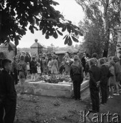 1965, Gradzanowo Kościelne, Polska.
Płk. Janusz Przymanowski i delegacja radzieckich filmowców przy grobie radzieckiej zwiadowczyni Anny Morozowej, bohaterki telewizyjnego serialu 