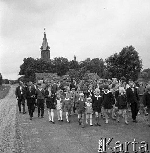 1965, Gradzanowo Kościelne, Polska.
Płk. Janusz Przymanowski i delegacja radzieckich filmowców w drodze na grób radzieckiej zwiadowczyni Anny Morozowej, bohaterki telewizyjnego serialu 