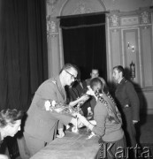 1965, Gradzanowo Kościelne, Polska.
Płk. Janusz Przymanowski i delegacja radzieckich filmowców podczas spotkania z młodzieżą.
Fot. Romuald Broniarek/KARTA