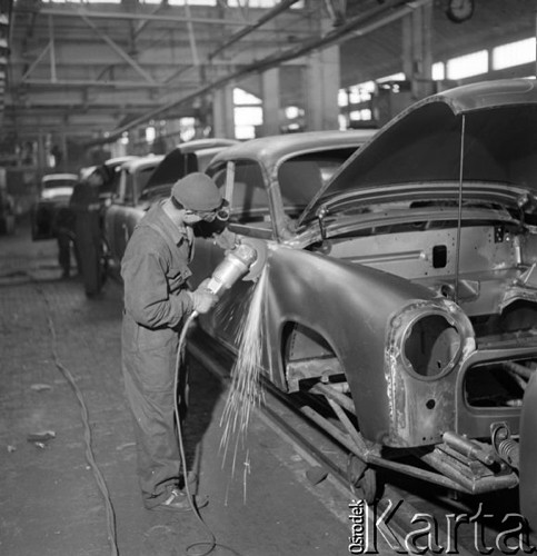 Czerwiec 1965, Warszawa Żerań, Polska.
Fabryka Samochodów Osobowych na Żeraniu, montaż samochodów marki 