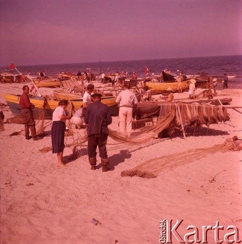 Lipiec 1965, Krynica Morska, Polska.
Rybackie łodzie na plaży.
Fot. Romuald Broniarek/KARTA