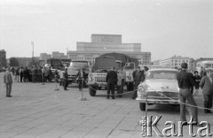 Sierpień 1965, Warszawa, Polska.
Wystawa radzieckich samochodów na Placu Zwycięstwa, w tle gmach Teatru Wielkiego.
Fot. Romuald Broniarek/KARTA