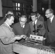 Wrzesień 1965, Warszawa, Polska.
Awierkij Aristow, ambasador ZSRR w Polsce, odwiedza Fabrykę Wyrobów Precyzyjnych im. Gen. Karola Świerczewskiego.
Fot. Romuald Broniarek/KARTA