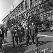 Wrzesień 1965, Warszawa, Polska.
Awierkij Aristow (idzie drugi od prawej), ambasador ZSRR w Polsce, odwiedza Fabrykę Wyrobów Precyzyjnych im. Gen. Karola Świerczewskiego.
Fot. Romuald Broniarek/KARTA