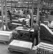 Sierpień 1965, Piotrków Trybunalski, Polska.
Hala produkcyjna Piotrkowskiej Fabryki Mebli.
Fot. Romuald Broniarek/KARTA