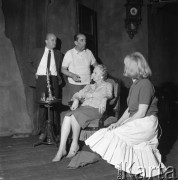 Wrzesień 1965, Warszawa, Polska.
Teatr Współczesny - aktorzy podczas próby przedstawienia 