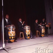 Wrzesień 1965, Warszawa, Polska.
Występ zespołu tanecznego z Kuby, bębniarze.
Fot. Romuald Broniarek/KARTA