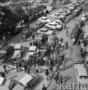 Wrzesień 1965, Warszawa, Polska.
Giełda samochodowa pod mostem Poniatowskiego.
Fot. Romuald Broniarek/KARTA