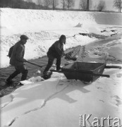 Grudzień 1965, Warszawa, Polska.
Odławianie ryb w stawach Rybackiego Zakładu Doświadczalnego.
Fot. Romuald Broniarek, zbiory Ośrodka KARTA