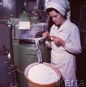 1965, Warszawa, Polska.
Produkcja leków w Zakładach Farmaceutycznych 