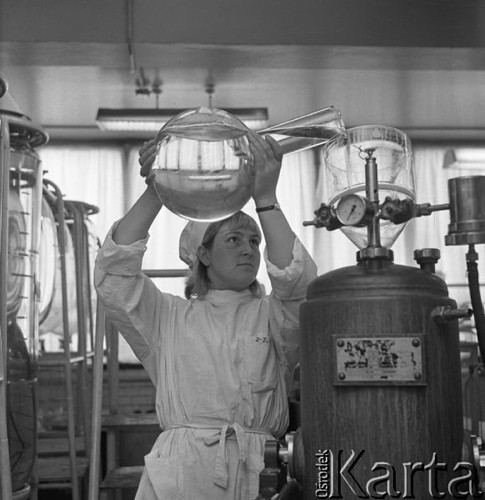 1965, Warszawa, Polska.
Produkcja leków w Zakładach Farmaceutycznych 