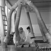 1965, Warszawa, Polska.
Produkcja leków w Zakładach Farmaceutycznych 