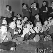 Styczeń 1966, Warszawa, Polska.
Dom Kultury Radzieckiej - Dziadek Mróz podczas spotkania z dziećmi.
Fot. Romuald Broniarek/KARTA