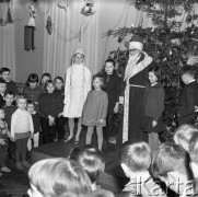 Styczeń 1966, Warszawa, Polska.
Dom Kultury Radzieckiej - Dziadek Mróz i Śnieżynka podczas spotkania z dziećmi.
Fot. Romuald Broniarek/KARTA