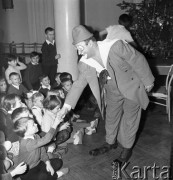 Styczeń 1966, Warszawa, Polska.
Dom Kultury Radzieckiej - klaun podczas spotkania z dziećmi.
Fot. Romuald Broniarek/KARTA