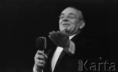 Styczeń 1966, Warszawa, Polska.
Mieczysław Fogg podczas koncertu w Sali Kongresowej Pałacu Kultury i Nauki.
Fot. Romuald Broniarek/KARTA