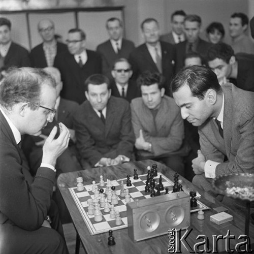 Styczeń 1966, Warszawa, Polska.
Dom Kultury Radzieckiej - arcymistrz szachowy Michaił Tal podczas meczu z szachistami amatorami.
Fot. Romuald Broniarek/KARTA