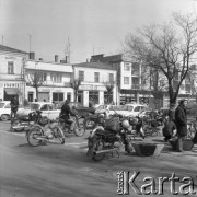 lata 70-te, Włodawa, Polska. 
Rynek miejski, motocykle i samochody na parkingu, w tle sklepy i zakłady usługowe. 
Fot. Romuald Broniarek/KARTA