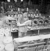 Luty 1966, Jaworzyna Śląska, Polska.
Pracownik Zakładów Porcelany Stołowej 