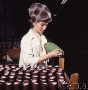 Luty 1966, Jaworzyna Śląska, Polska.
Pracownica Zakładów Porcelany Stołowej 