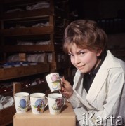 Luty 1966, Jaworzyna Śląska, Polska.
Pracownica Zakładów Porcelany Stołowej 