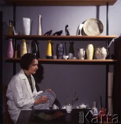 Luty 1966, Jaworzyna Śląska, Polska.
Pracownica Zakładów Porcelany Stołowej 