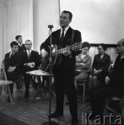 Marzec 1966, Warszawa, Polska.
Piosenkarz Jerzy Michotek podczas występu w Domu Kultury Radzieckiej.
Fot. Romuald Broniarek/KARTA