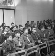 Marzec 1966, Warszawa, Polska.
Grupa harcerzy podczas koncertu Jerzego Michotka w Domu Kultury Radzieckiej.
Fot. Romuald Broniarek/KARTA