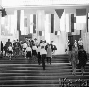 15-22.05.1966, Warszawa, Polska.
Pałac Kultury i Nauki w czasie XI Międzynarodowych Targów Książki.
Fot. Romuald Broniarek/KARTA