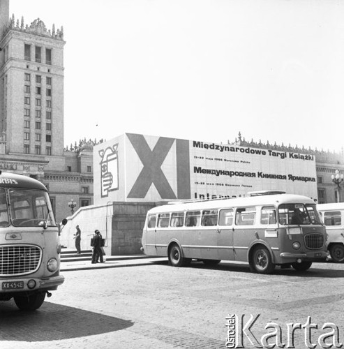 15-22.05.1966, Warszawa, Polska.
Autobusy na parkingu przed Pałacem Kultury i Nauki w czasie XI Międzynarodowych Targów Książki.
Fot. Romuald Broniarek/KARTA