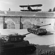 Lipiec 1966, Poznań, Polska.
Poznańska Cytadela - fragment ekspozycji w Muzeum Militarium, dwa czołgi i samolot. 
Fot. Romuald Broniarek/KARTA