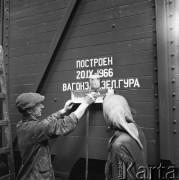 20.09.1966, Zielona Góra, Polska.
Zakłady Naprawcze Taboru Kolejowego - wagon towarowy na eksport do Związku Radzieckiego.
Fot. Romuald Broniarek/KARTA