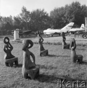 Wrzesień 1966, Warszawa, Polska.
Rzeźby na dziedzińcu Muzeum Wojska Polskiego.
Fot. Romuald Broniarek/KARTA