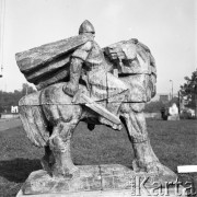 Wrzesień 1966, Warszawa, Polska.
Konny rycerz - rzeźba na dziedzińcu Muzeum Wojska Polskiego.
Fot. Romuald Broniarek/KARTA