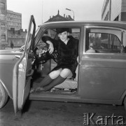 Październik 1966, Warszawa, Polska.
Zimowa kolekcja Mody Polskiej, modelka w samochodzie.
Fot. Romuald Broniarek/KARTA