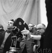Październik 1966, Warszawa, Polska.
Leonard Zajączkowski, operator Polskiej Kroniki Filmowej, podczas kręcenia filmu w galerii sztuki.
Fot. Romuald Broniarek/KARTA